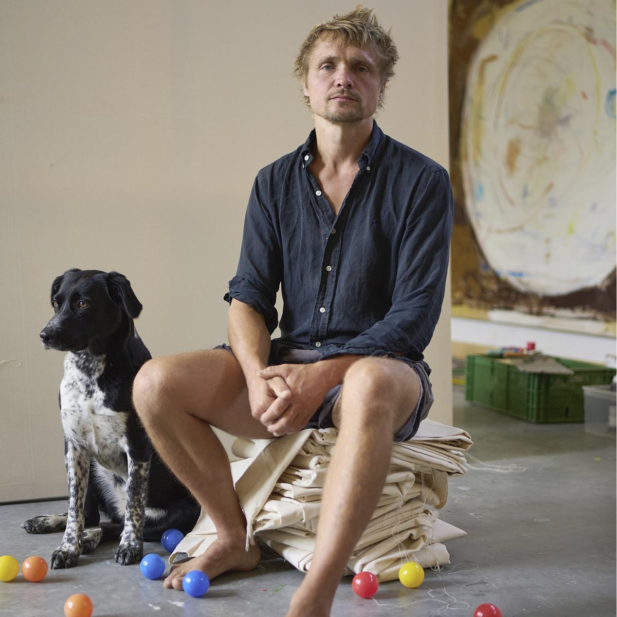 Der Künstler Carlo-Leopold Broschewitz in seinem Atelier, Foto: Tom Dachs