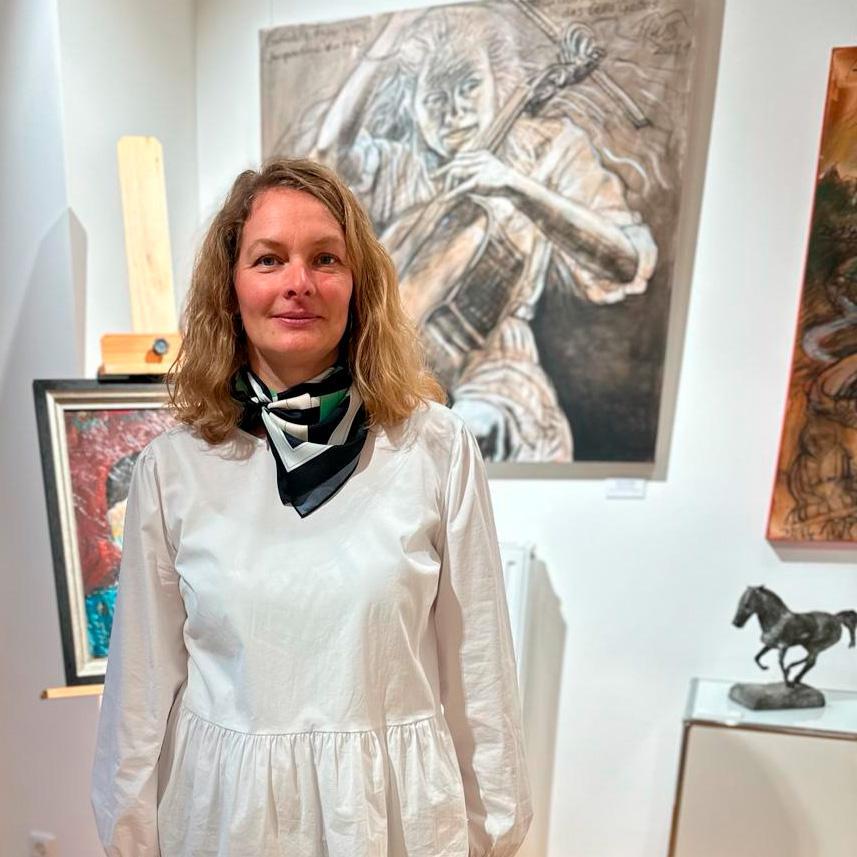 Annette Hintz, Galerie-Assistenz, Ansprechpartnerin für alle Kunstbelange