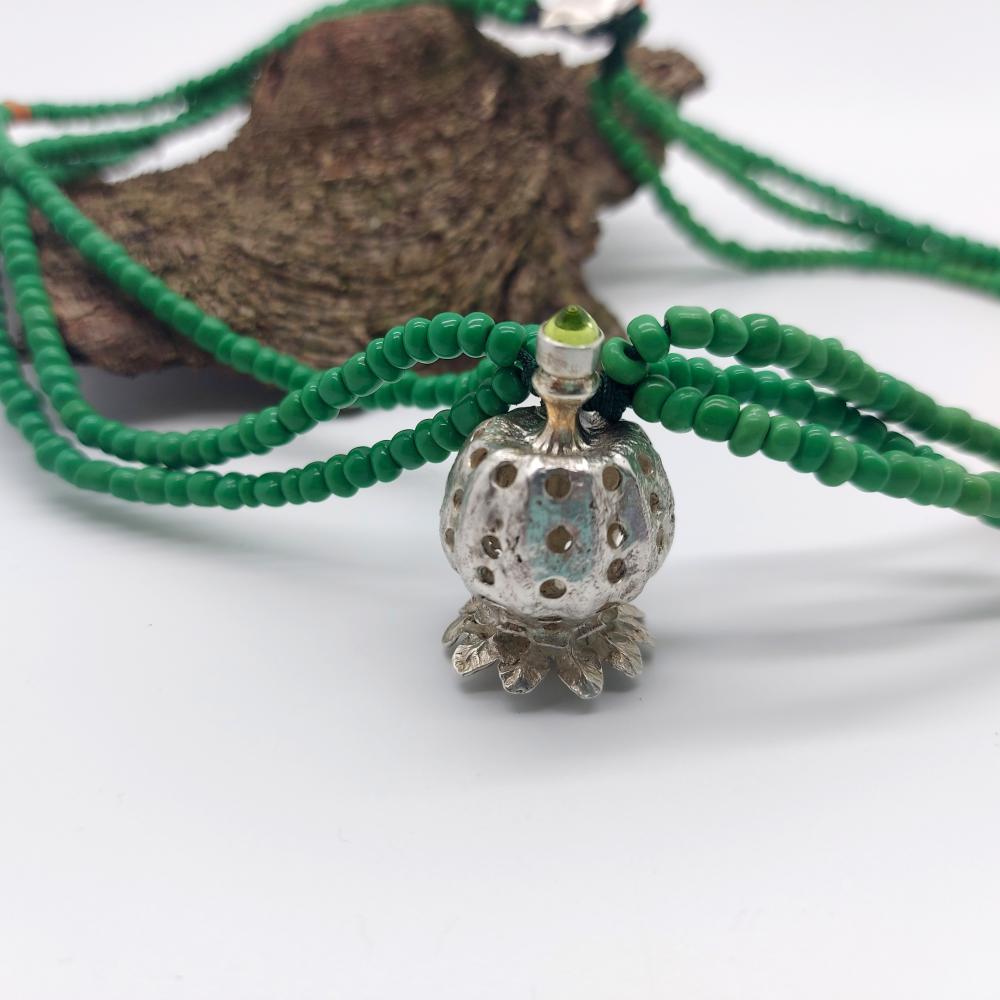 Birke Brekenfeld, Kette mit afrikanischen grünen Glasperlen, Anhänger Mohnkapsel, Silber